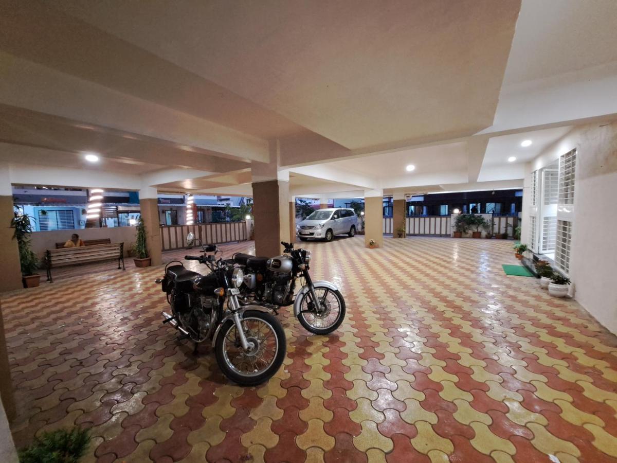 Bouquet Residency Hotel Nashik Exterior photo
